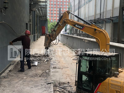 北二環蘇寧店連廊混凝土拆除